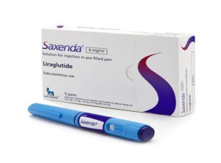 Afbeelding van een doosje Saxenda met de pen van Novo Nordisk, een injecteerbaar medicijn voor gewichtsverlies.